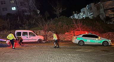 Alkollü sürücü önce polis aracına, sonra ağaca çarparak durdu: 2 gözaltı