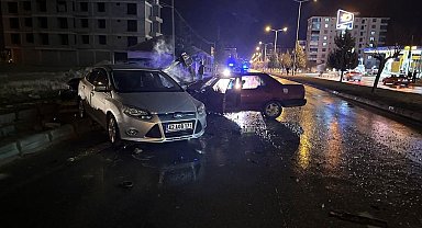 Alkollü sürücü, otomobiliyle park halindeki araçlara çarptı
