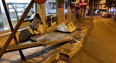Alkollü sürücü pastanenin duvarına çarparak durabildi