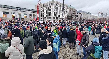 Almanya'da aşırı sağcı AfD Partisi ve ırkçılık karşıtı protesto