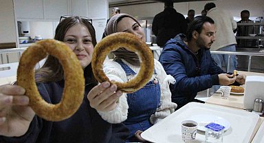 Amasya Üniversitesi'nden sınavlara çalışan öğrencilere çay-simit