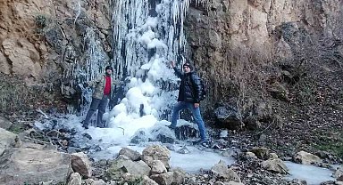Amasya'da Su Atan Şelalesi buz tuttu