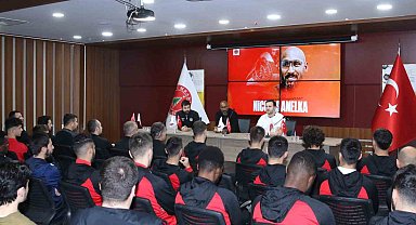 Anelka, Ümraniyespor teknik heyeti ve futbolcularla buluştu