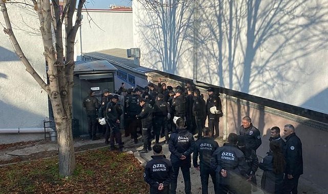 Ankara'da öğrencilerin kavgasında sandalyeler havada uçuştu