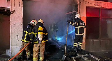 Antakya'da alev alev yanan iş yeri kullanılmaz hale geldi