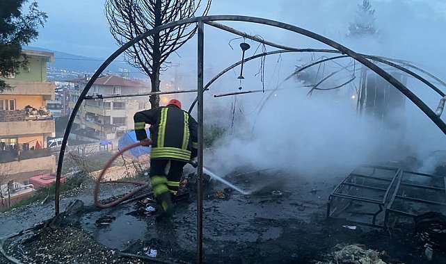 Antakya'da yanan çadır kullanılmaz hale geldi