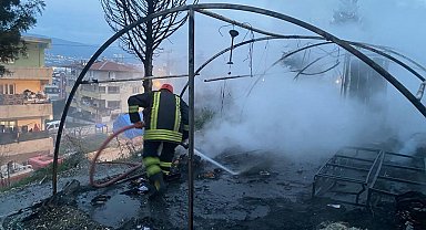 Antakya'da yanan çadır kullanılmaz hale geldi