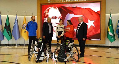 Antalya Büyükşehir Belediyesi'nden engelli milli sporculara ekipman desteği