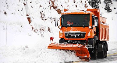Antalya-Konya kara yolunda ekiplerin yolu açık tutma çabası