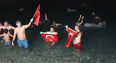 Antalya'da 2024'ü denize girerek karşıladılar