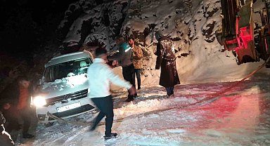 Antalya'da karda mahsur kalan 15 araç ve 20 vatandaş kurtarıldı