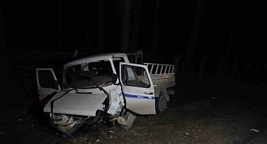 Antalya'da otomobil ile kamyonet kafa kafaya çarpıştı: 1 ölü, 2 yaralı