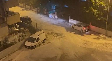 Antalya'da yağan dolu ile sokaklar beyaza büründü