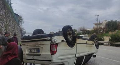 Antalya'da yağışlı hava kazayı beraberinde getirdi, kamyonet devrildi