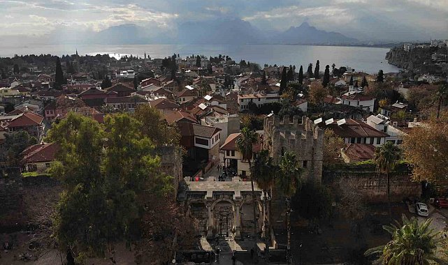 Antalya'nın 1894 yıllık tarihi kapısında egzoz gazı ve diğer etkenlerin sebep olduğu kararmalar giderilecek