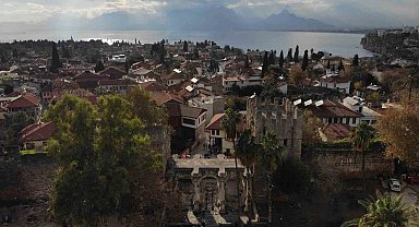 Antalya'nın 1894 yıllık tarihi kapısında egzoz gazı ve diğer etkenlerin sebep olduğu kararmalar giderilecek