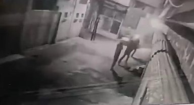 Ara sokaktan gelen 3 şahıs motosiklettekilere kurşun yağdırdı
