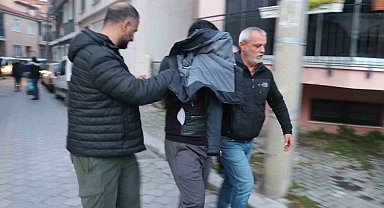 Aranan şahıs kapısında polisi görünce çatıdan kaçmaya çalıştı