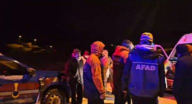 Ardahan'da minibüs şarampole devrildi: 15 yaralı