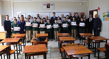 Arhavi'de kahreden ölüm: Karne aldığı gün annesiyle birlikte kazada hayatını kaybetti