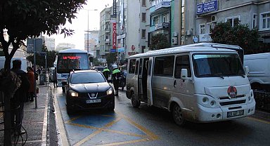Arıza yapan minibüsü yol ortasında bırakıp mahkemeye yetişti