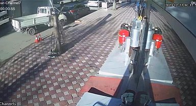 Arka kapağı açık unutulan kamyonet pikabı sürükledi