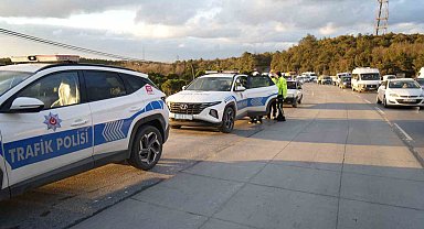 Arnavutköy'de emniyet şeridi uygulamasında ceza yiyen sürücüden polise ilginç tepki, "Kuran-ı Kerim üzerine yemin eder misin?"