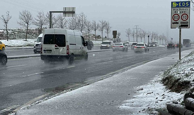 Arnavutköy'de kar yağışı etkili oluyor