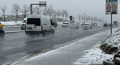 Arnavutköy'de kar yağışı etkili oluyor