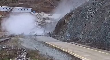 Artvin'de heyelan anı görüntülendi