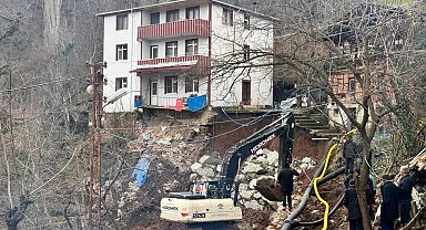 Artvin'de heyelandan dolayı 3 katlı bina tahliye edildi