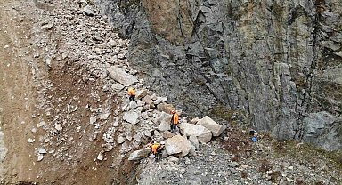 Artvin'de heyelanlar sonrası profesyonel dağcılar yamaçlarda kaya temizliğine başladı