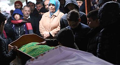 Artvin'de karne günü kazada hayatını kaybeden anne ve oğlu toprağa verildi