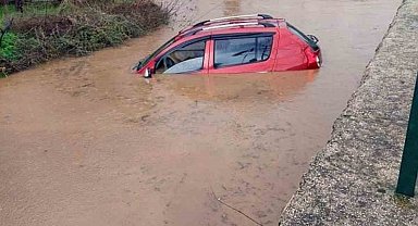 Aşırı yağış sonrası ovayı su bastı, araç su altında kaldı