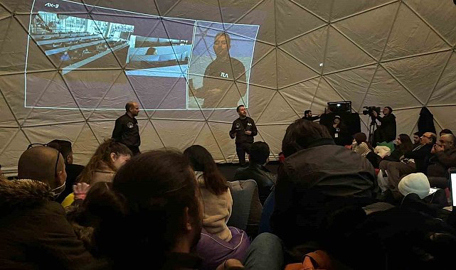 Astronot Gezeravcı'yı da taşıyan uzay aracının istasyona kenetlenmesi kent meydanlarından takip ediliyor