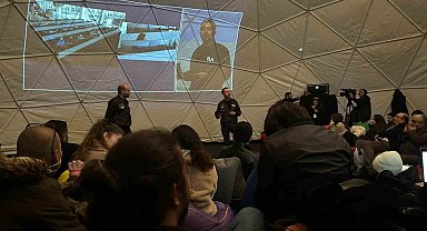Astronot Gezeravcı'yı da taşıyan uzay aracının istasyona kenetlenmesi kent meydanlarından takip ediliyor