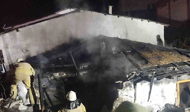 Ataşehir'de gecekondu alev alev yandı