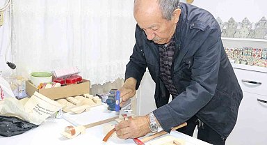Atölyesinde yaptığı ahşap ürünleri satıp köyünün ihtiyaçlarını karşılıyor