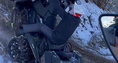 ATV'den düşen arkadaşını kahkahayla izledi