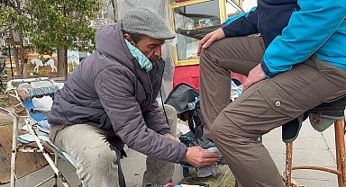 Ayakkabı boyayarak ev sahibi olup çocuklarını okuttu