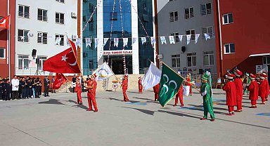 Aydın'da öğrenciler mehteran gösterisi eşliğinde karne aldı