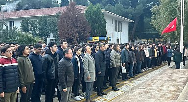 Aydın'da öğretmen ve öğrenciler şehitler için saygı duruşunda bulundu