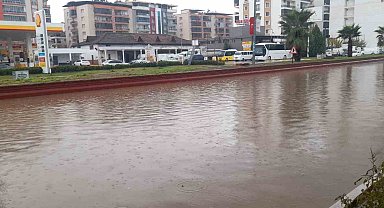 Aydın'da sağanak yağış yol kapattı