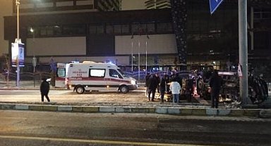 Aydınlatma direğine çarpan cip yan yattı: 6 yaralı