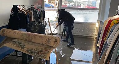 Ayvalık'ta dere taşkınında yardıma giden itfaiye aracı sulara kapıldı