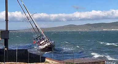 Ayvalık'ta fırtına hayatı felç etti