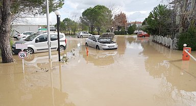 Ayvalık'ta hasar tespit ve su tahliye çalışmaları sürüyor