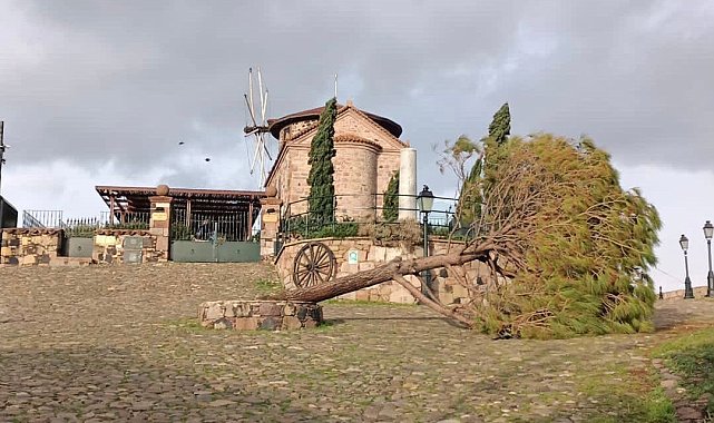 Ayvalık'ta kuvvetli fırtına ve yağış etkili oldu