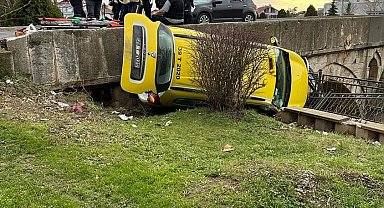 Babaeski'de yoldan çıkan ticari taksi devrildi: 1 yaralı