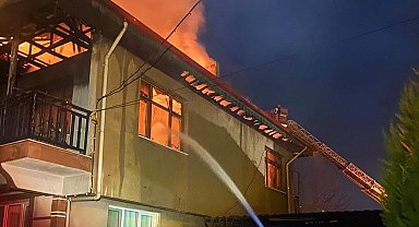 Bacadan çıkan yangın evi kullanılamaz hale getirdi
